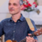 Portrait de Mickael, guitariste et chanteur pour l’animation musicale de la liturgie